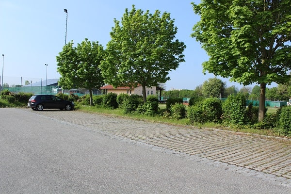 Parkplätze vor dem DJK Altdorf Tennisclub
